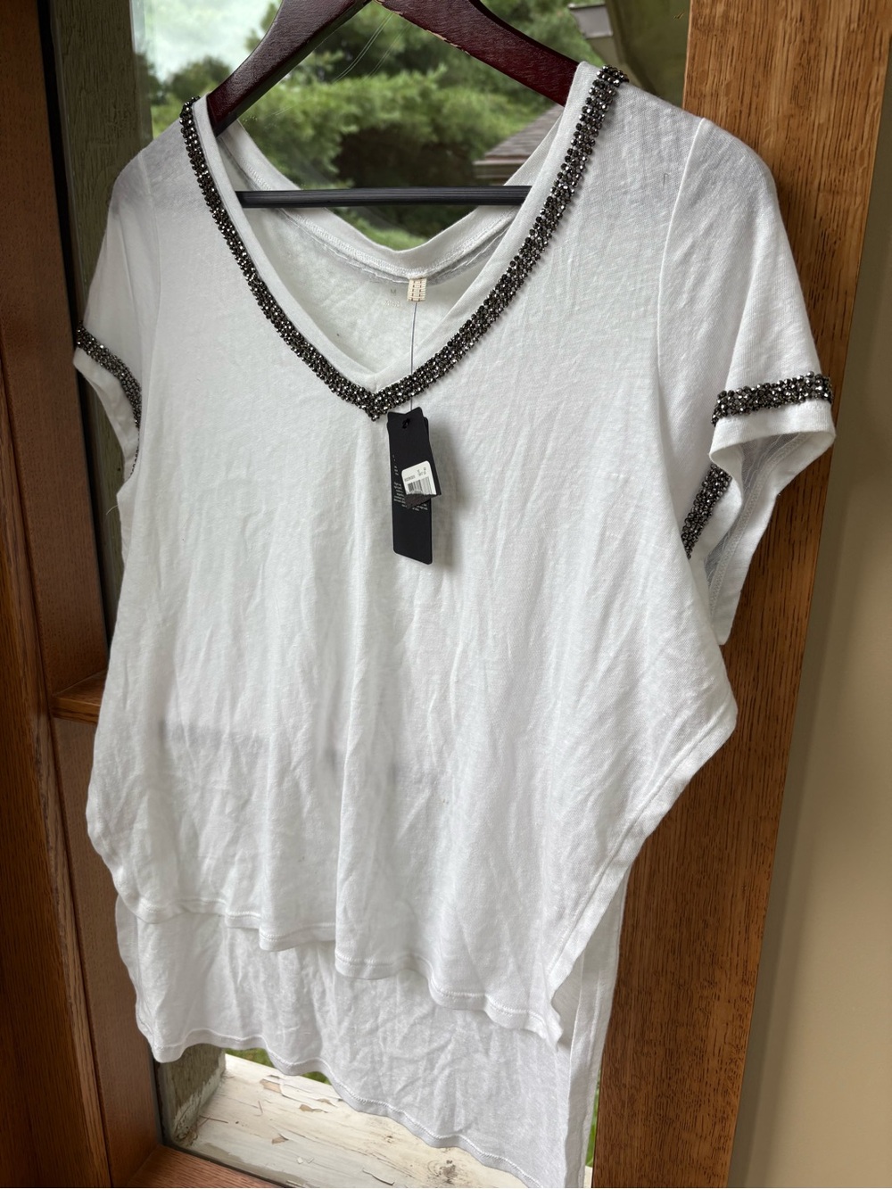 NWT Guess White Short-Sleeve V-Neck Top Beaded Trim Slit Sides Medium
